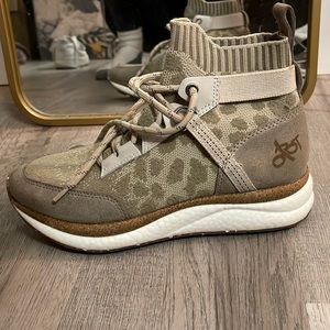 Otbt hybrid sock shoes